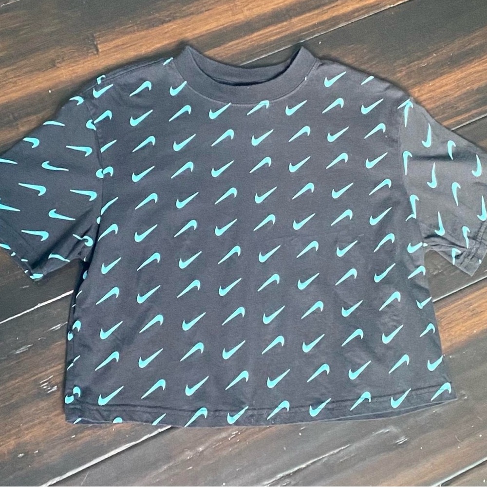 Nike women's Black and Blue Graphic T-Shirt size xs
